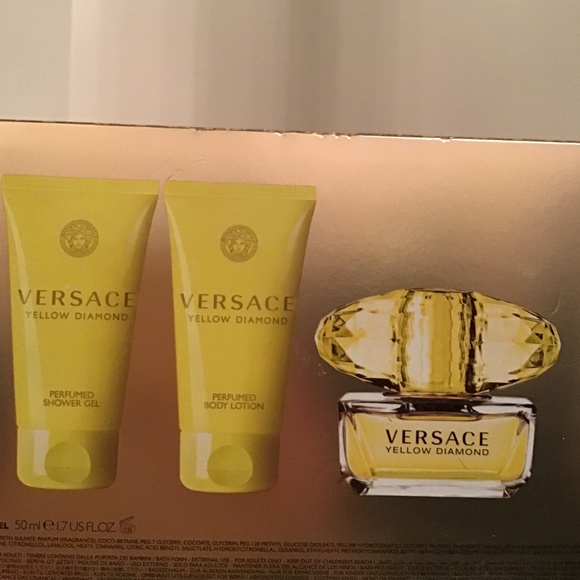 VERSACE Yellow Diamond 3pcs fragrance set with perfumed shower gel + body lotion - Picture 4 of 10